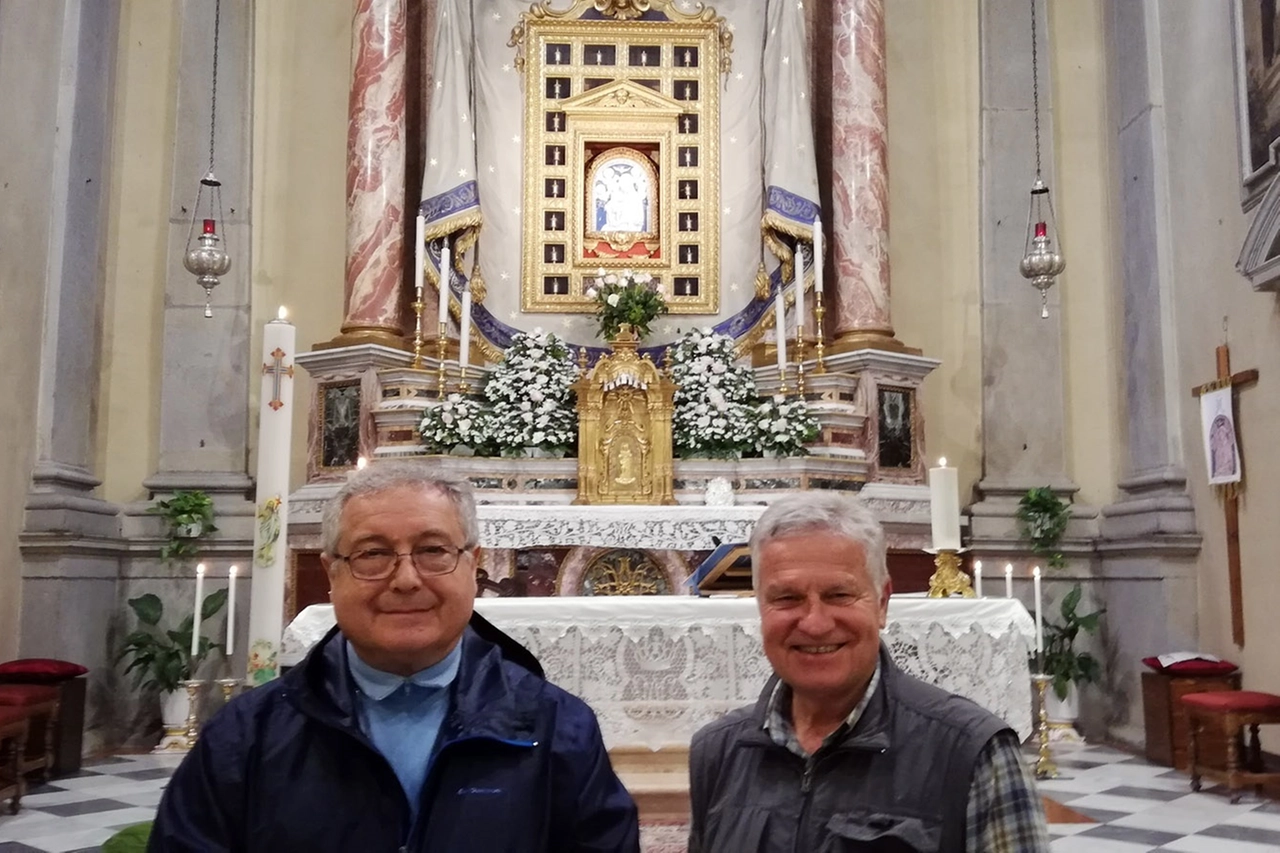 Il vescovo Giovanni Nerbini e Piero Doni nel santuario di Boccadirio