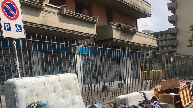 Macrolotto zero senza pace "L’inciviltà dilaga ovunque" E via Marini è una discarica Macrolotto zero senza pace "L’inciviltà dilaga ovunque" E via Marini è una discarica