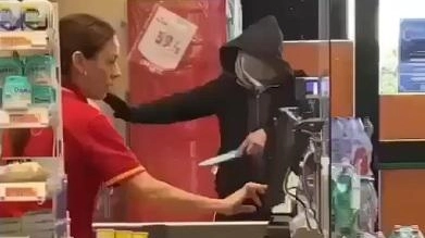 Minaccia la cassiera col coltello Colpo ieri mattina alla Conad Minaccia la cassiera col coltello Colpo ieri mattina alla Conad