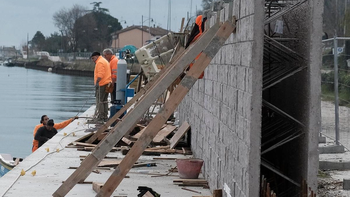 Gli argini alti a Bocca di Magra come si presentavano durante la costruzione Gli argini alti a Bocca di Magra come si presentavano durante la costruzione