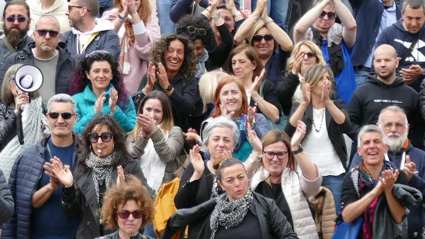 Un gruppo di dipendenti della Fimer davanti al tribunale di Arezzo (foto Cristini)