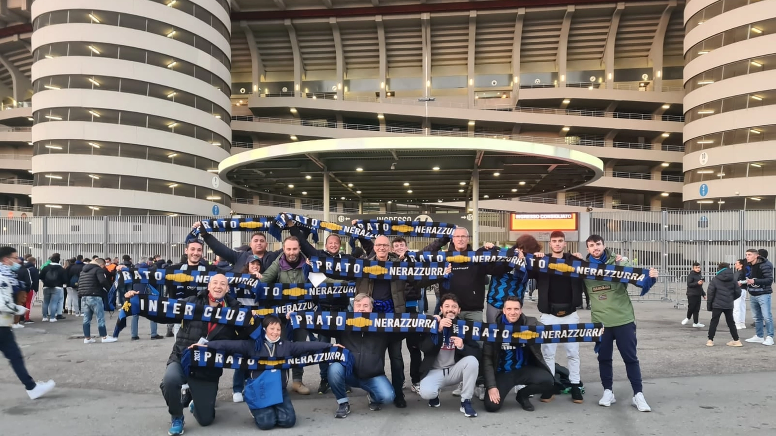 Alcuni tifosi del Pratonerazzurra Inter Club