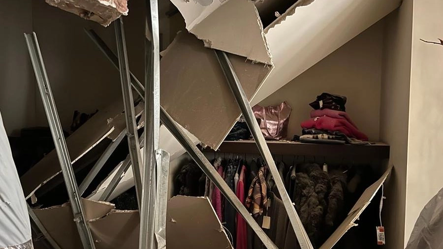 Il soffitto crollato in via Gioberti (Foto Gabriele Manfrin)