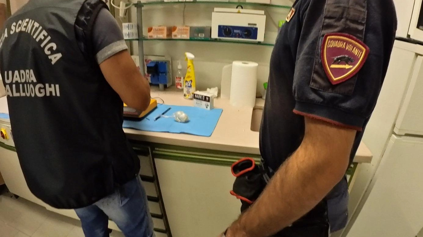 Eroina nella Golena. Trovata dalla polizia Eroina nella Golena. Trovata dalla polizia