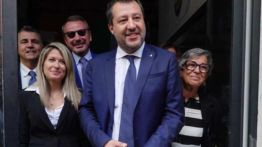 Salvini taglia il nastro per inaugurare la nuova sede della Lega in centro