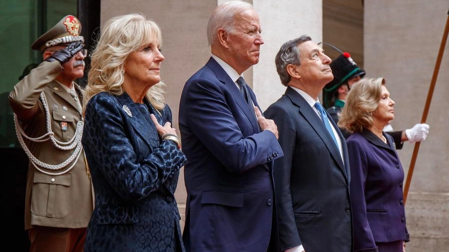 Joe Biden, Mario Draghi e la moglie Serena (Ansa)