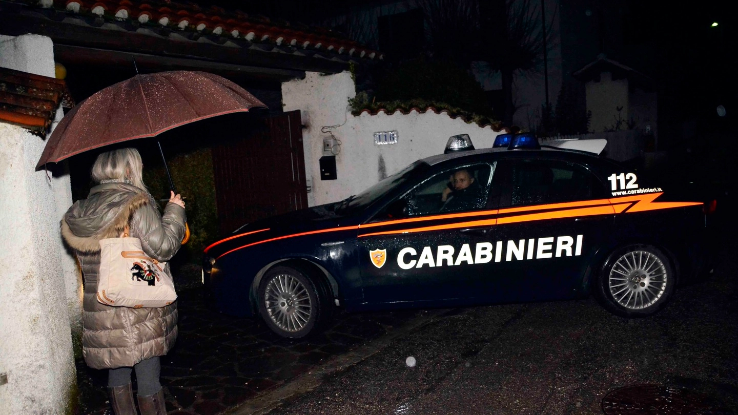 I carabinieri fuori dalla villa (Foto Quartieri)