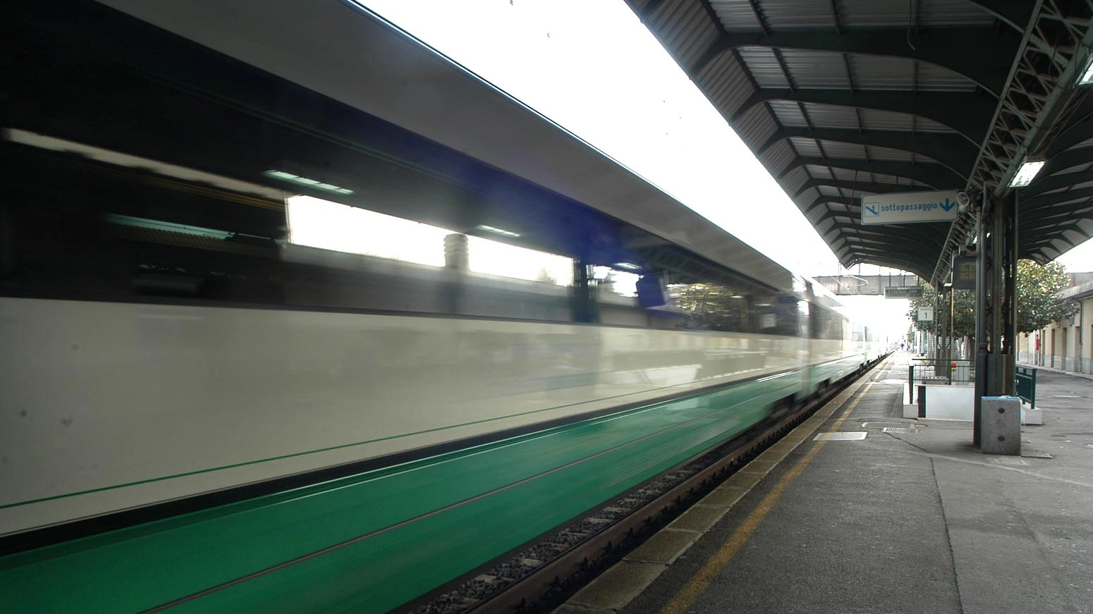 Un treno (Foto di repertorio Pressphoto) Un treno (Foto di repertorio Pressphoto)
