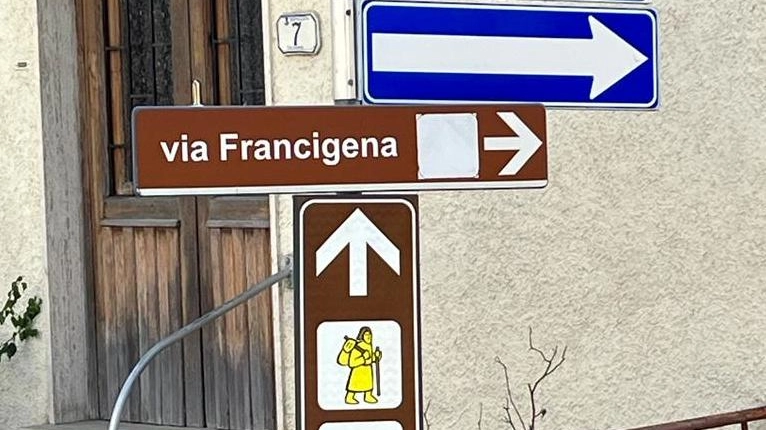 I cartelli all’altezza di via Riccio, a Strettoia: uno segnala di proseguire il percorso a destra, l’altro di andare dritto. Un pasticcio che disorienta i pellegrini