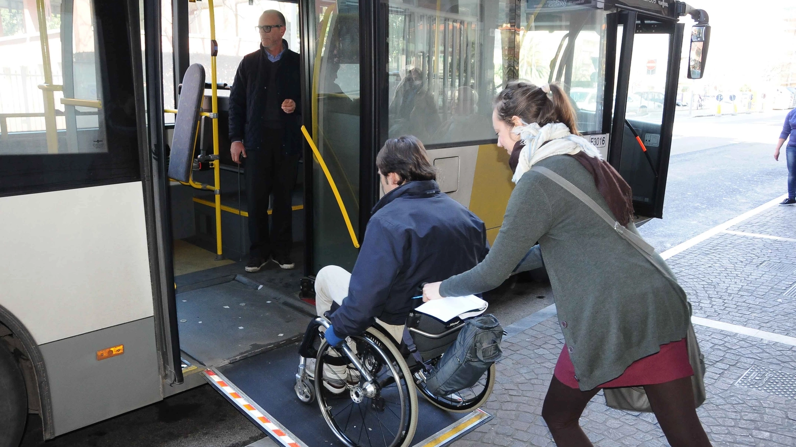 Matteo Paci sale con non poca difficoltà su un autobus (Foto Paola Nizza)
