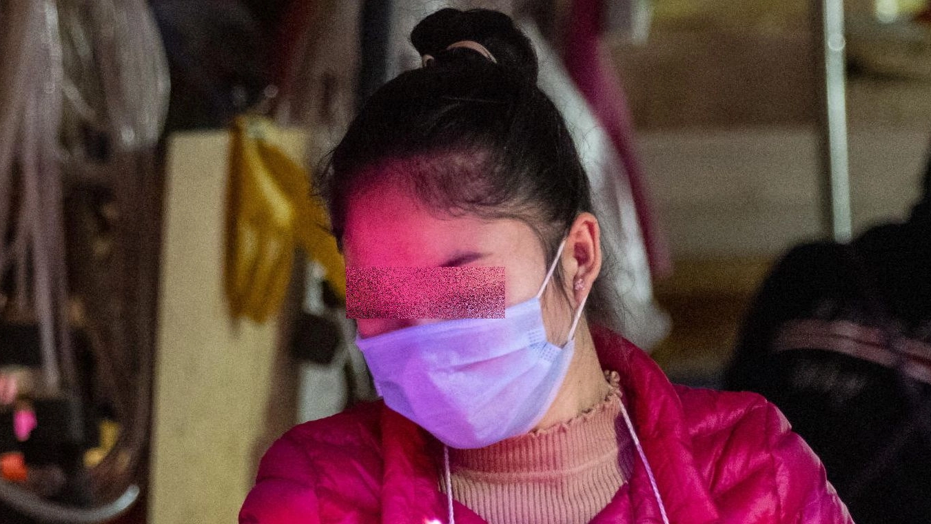 Coronavirus, una ragazza cinese con la mascherina (Ansa)