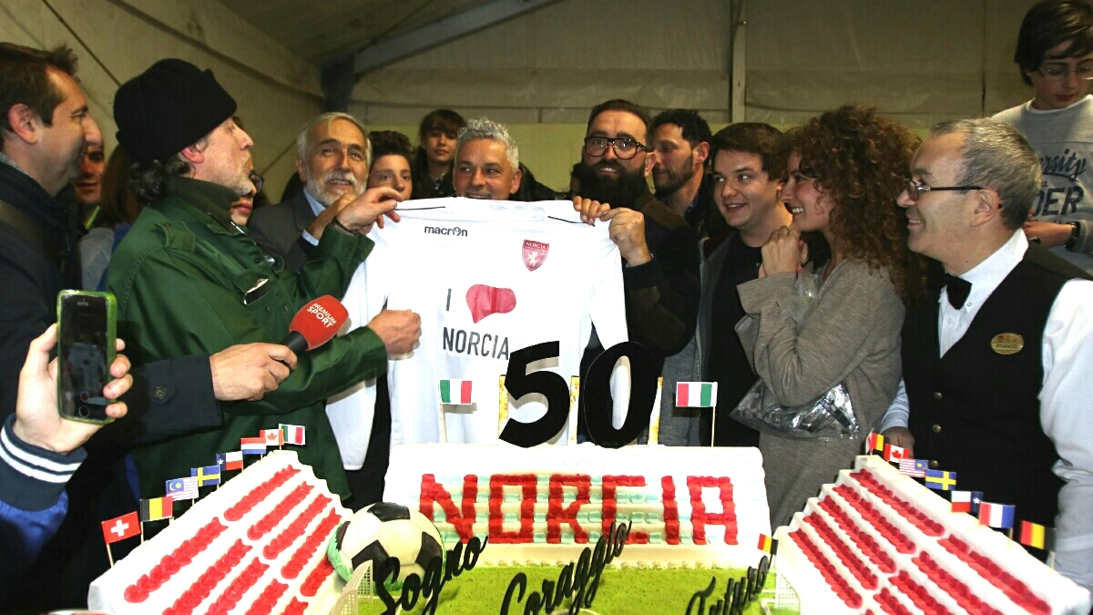 Roberto Baggio festeggiato a Norcia per i suoi 50 anni (foto Stefano Preziotti)
