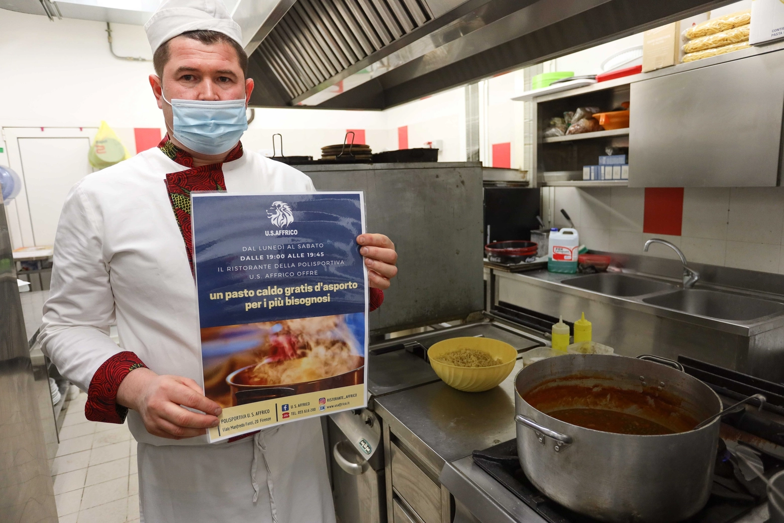 Il cuoco col manifesto dell'iniziativa (New Press Photo)