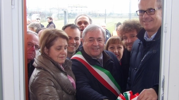 Taglio del nastro col sindaco Galligani, il presidente di Fondazione Caripit Luca Iozzelli e i genitori di Mirko