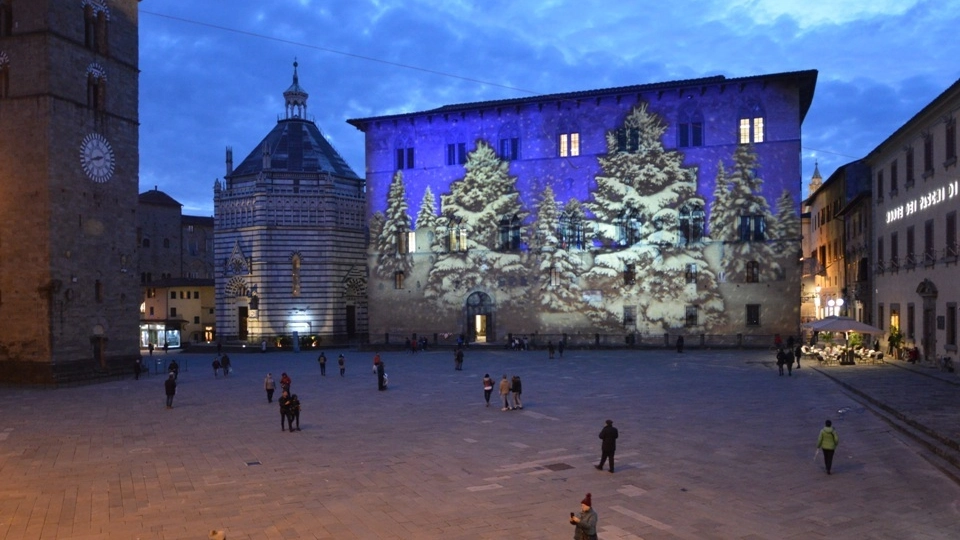 Piazza Duomo con luninarie natalizie