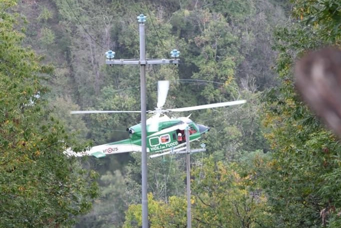 Un elicottero impegnato nelle ricerche del velivolo caduto
