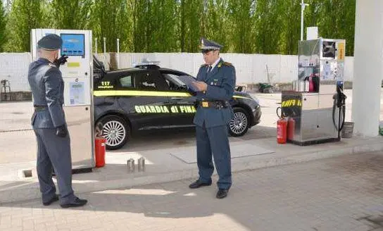 Finanza, multati tre distributori e uno sequestrato