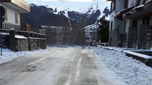 Strada ghiacciata in montagna