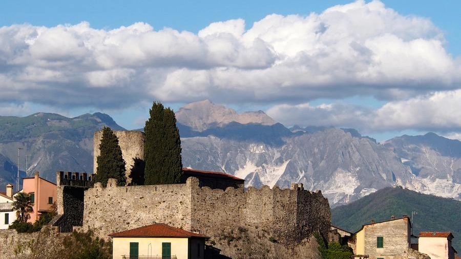 Il castello di Ameglia con le Alpi Apuane sullo sfondo