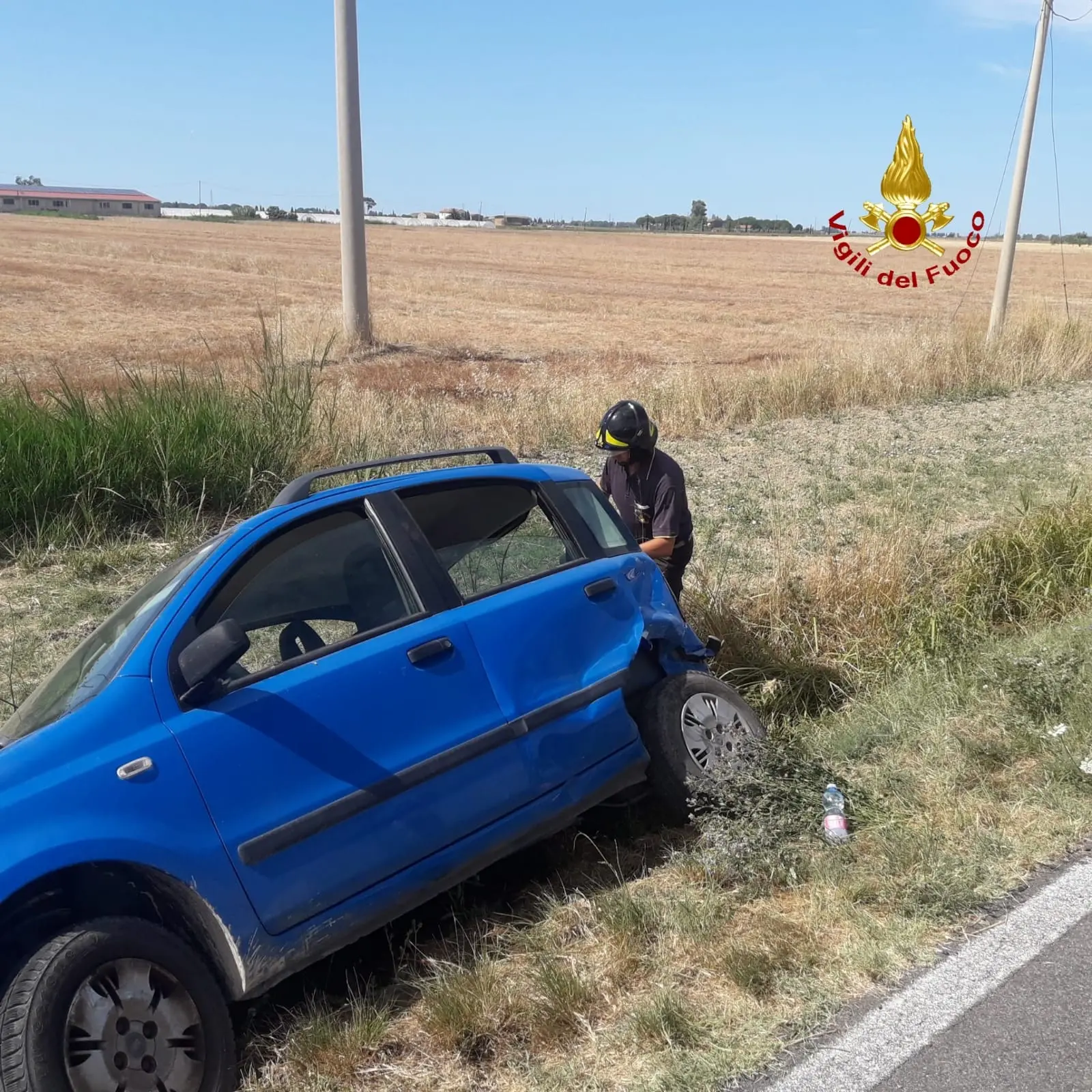 Tamponamento tra due auto: una esce di strada. Un ferito