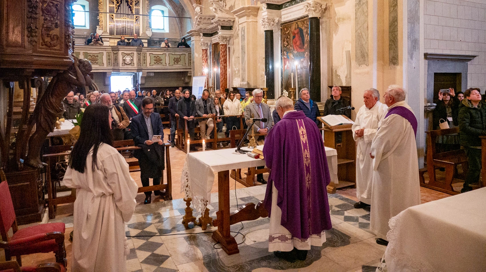 La celebrazione per la riapertura della chiesa (foto Ugo Borghesi)