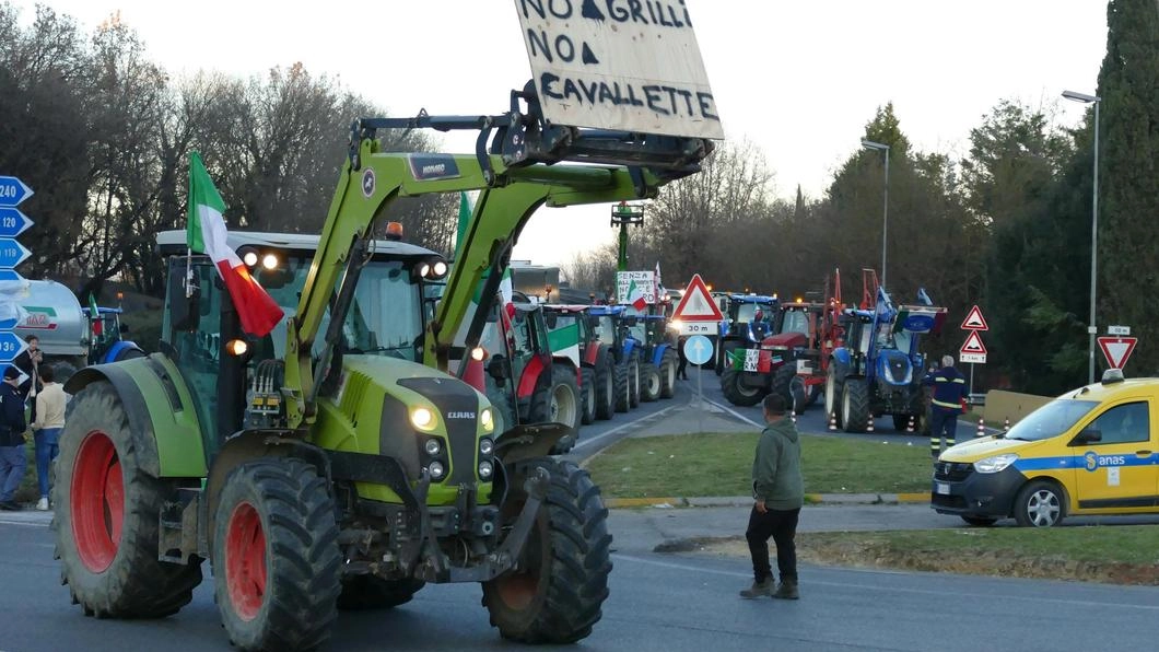 Bettolle, casello bloccato. Manifestano 150 trattori