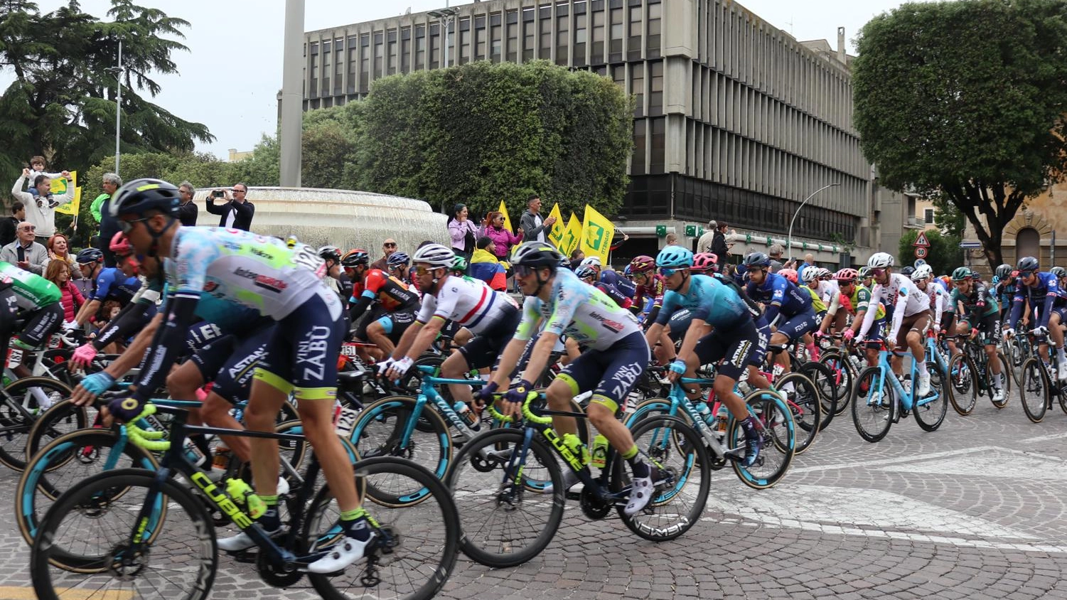 Umbria, la vita è rosa  La passione e la festa:  folla, applausi, sorrisi  per il Giro d’Italia