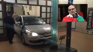 L'auto entrata nell'atrio del Comune di Pontedera e, nel riquadro, Giuseppe Pizzo