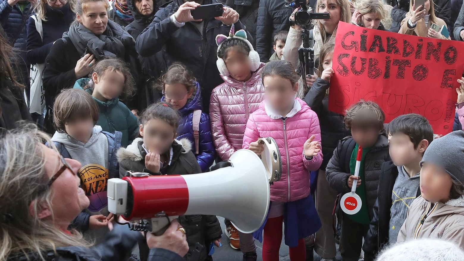 Albero giù a scuola L’ira dei genitori  "Sicurezza per i nostri figli. Subito"