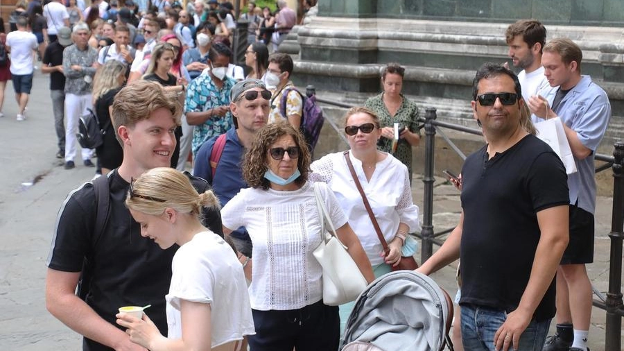 Turisti a Firenze (foto Marco Mori /New Press Photo)