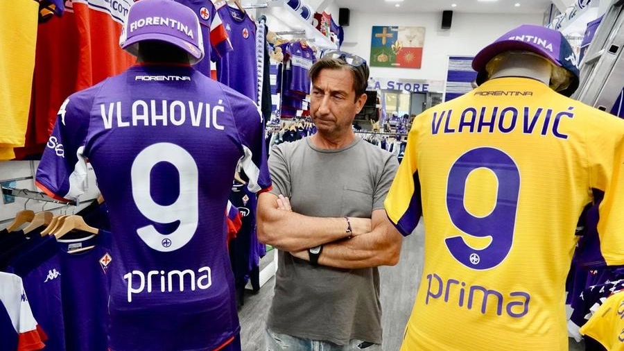 Le maglie di Vlahovic allo store della Fiorentina (New Press Photo)