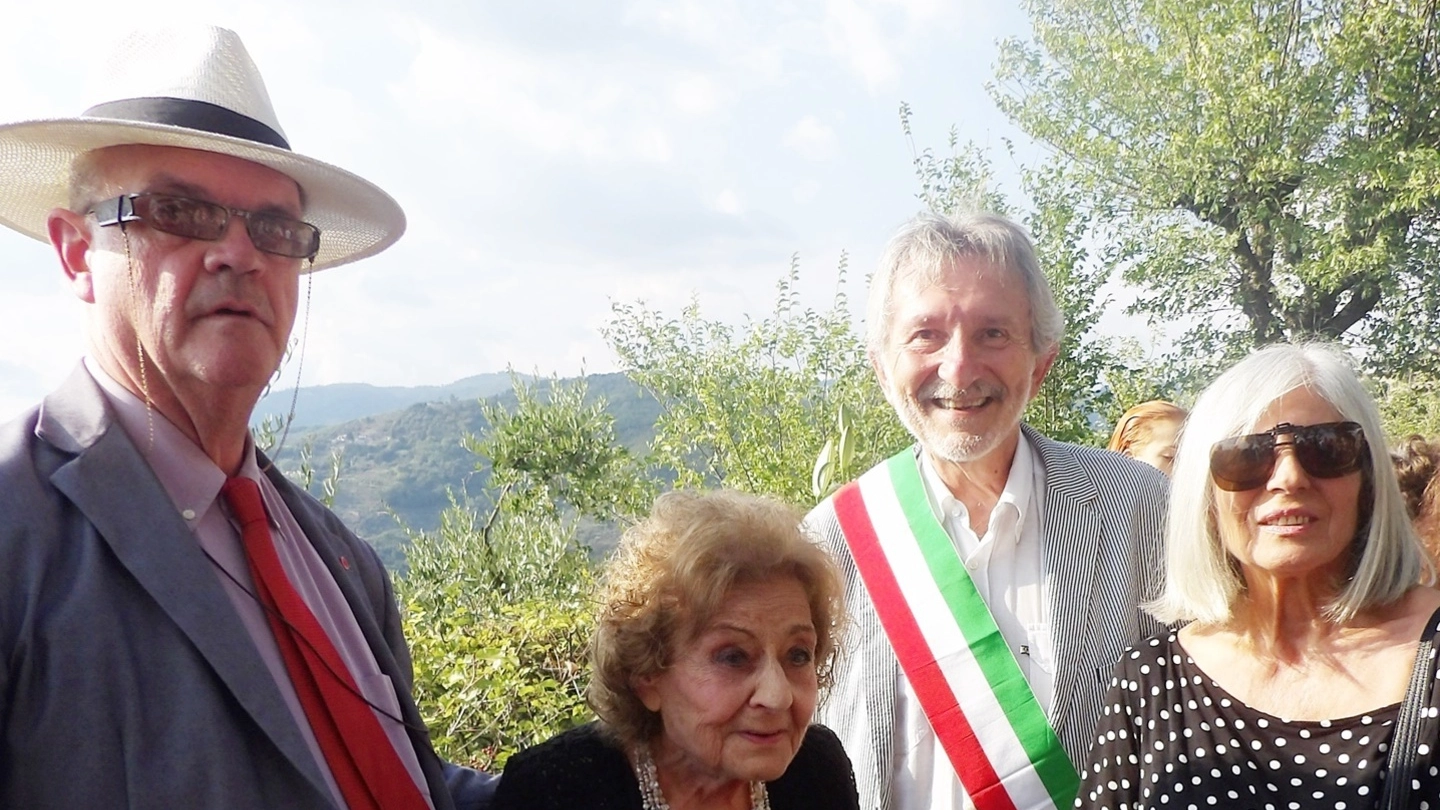 Rossana Pedretti (al centro) con Disperati, il sindaco e la presidente della Proloco Paola Galassi