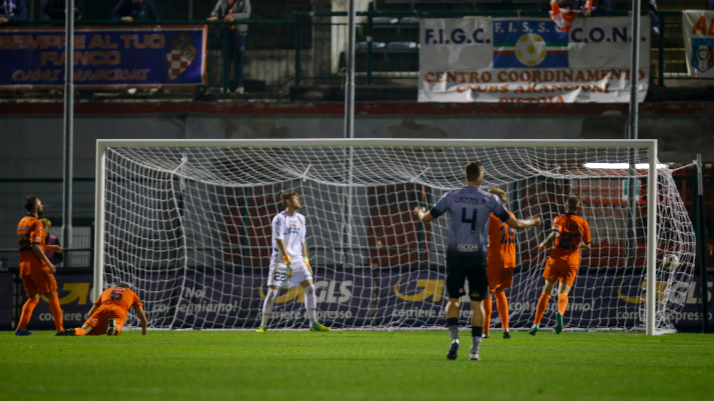 Alessandria-Pistoiese 2-1, uno dei gol dei padroni di casa (LaPresse)