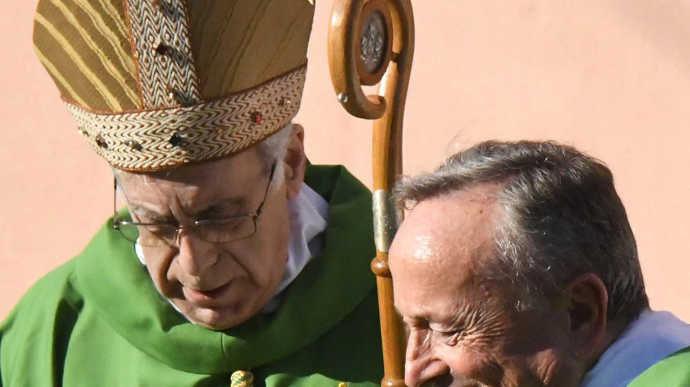 Il parroco don Maurizio Marchini col Vescovo Santucci durante la cerimonia a Soliera