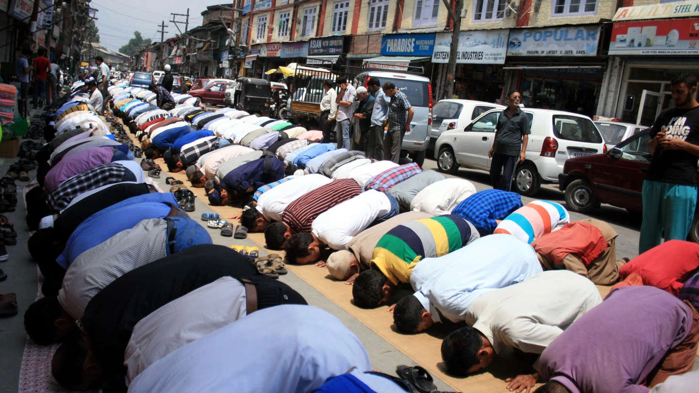 Musulmani in preghiera durante il Ramadan (Olycom)