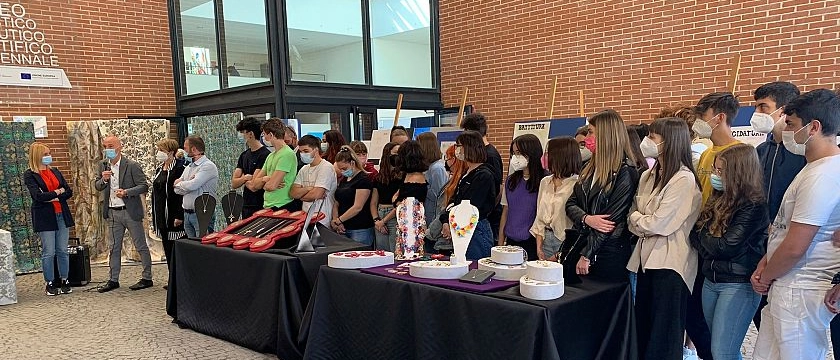 Ecco flash mob, studenti tutor in laboratorio e perfino aperture in notturna per accaparrarsi iscritti