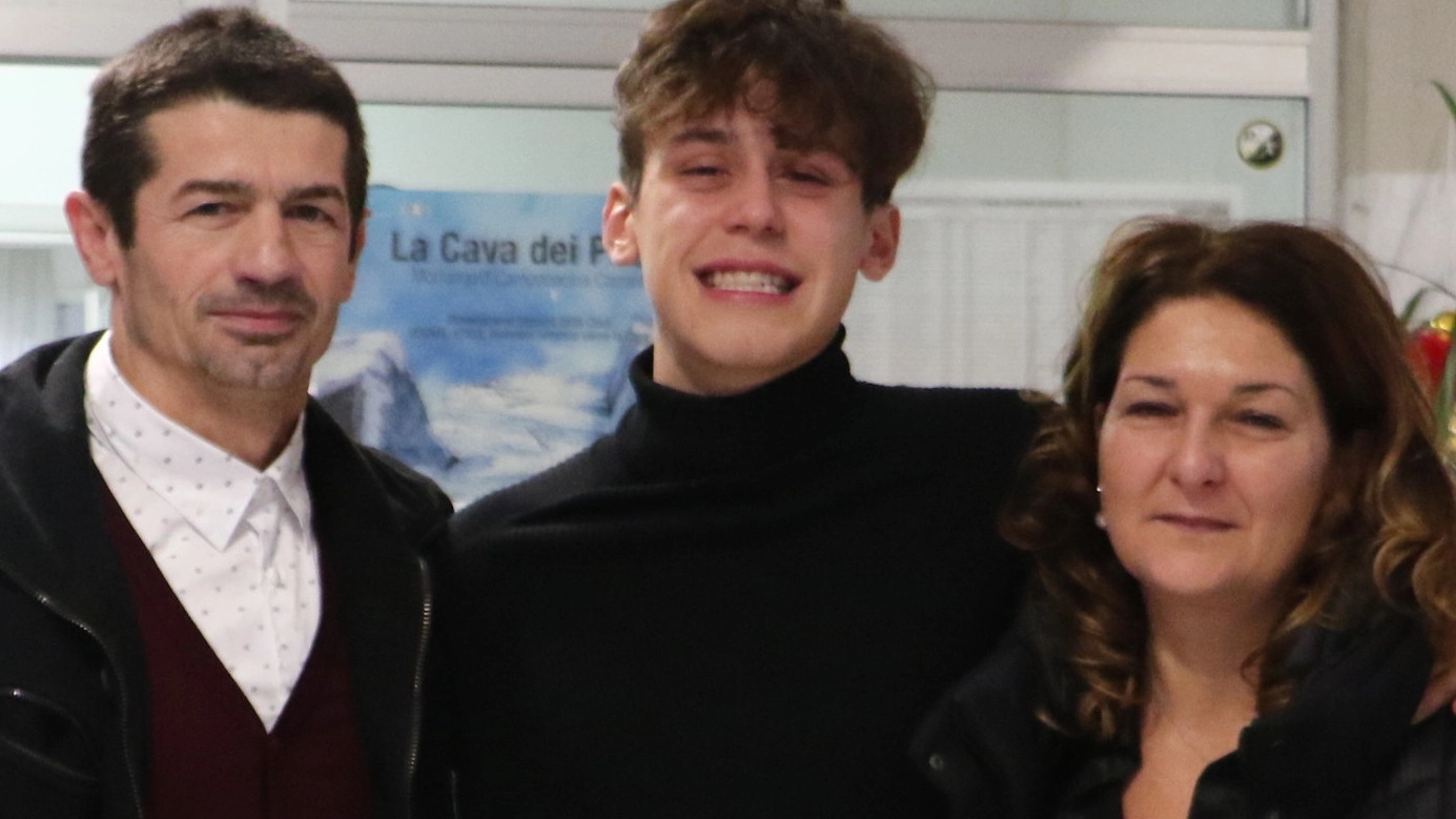 I genitori di Luca Zanetti, Giampiero e Cristina Francesconi, con Luca Formai