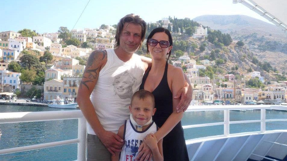 Alessandro Favilla con i genitori Alessia ed Emanuele Favilla
