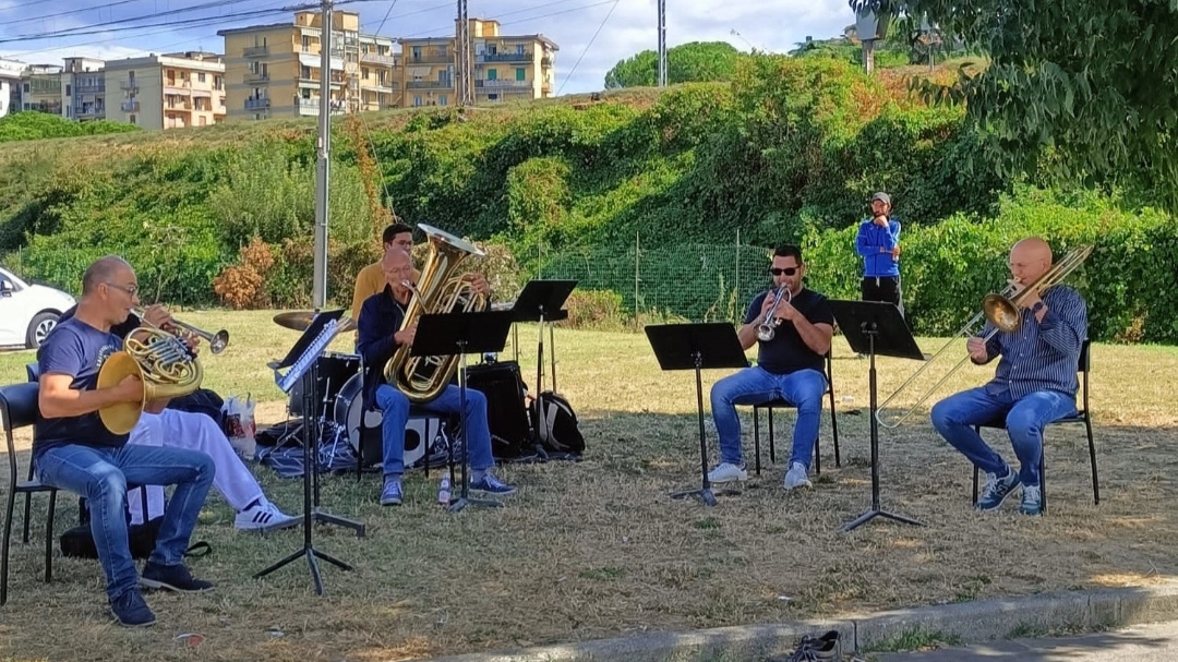 Firenze, mini concerto dell’Orchestra della Toscana davanti alla mensa Caritas Firenze, mini concerto dell’Orchestra della Toscana davanti alla mensa Caritas