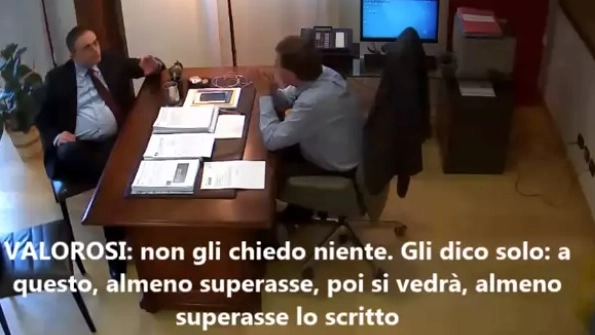 Un frame delle video-intercettazioni durante le indagini su Concorsopoli