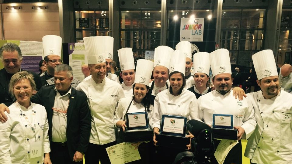 Lo chef ternano Francesco Favorito con i vincitori del campionato internazionale di Gluten Free