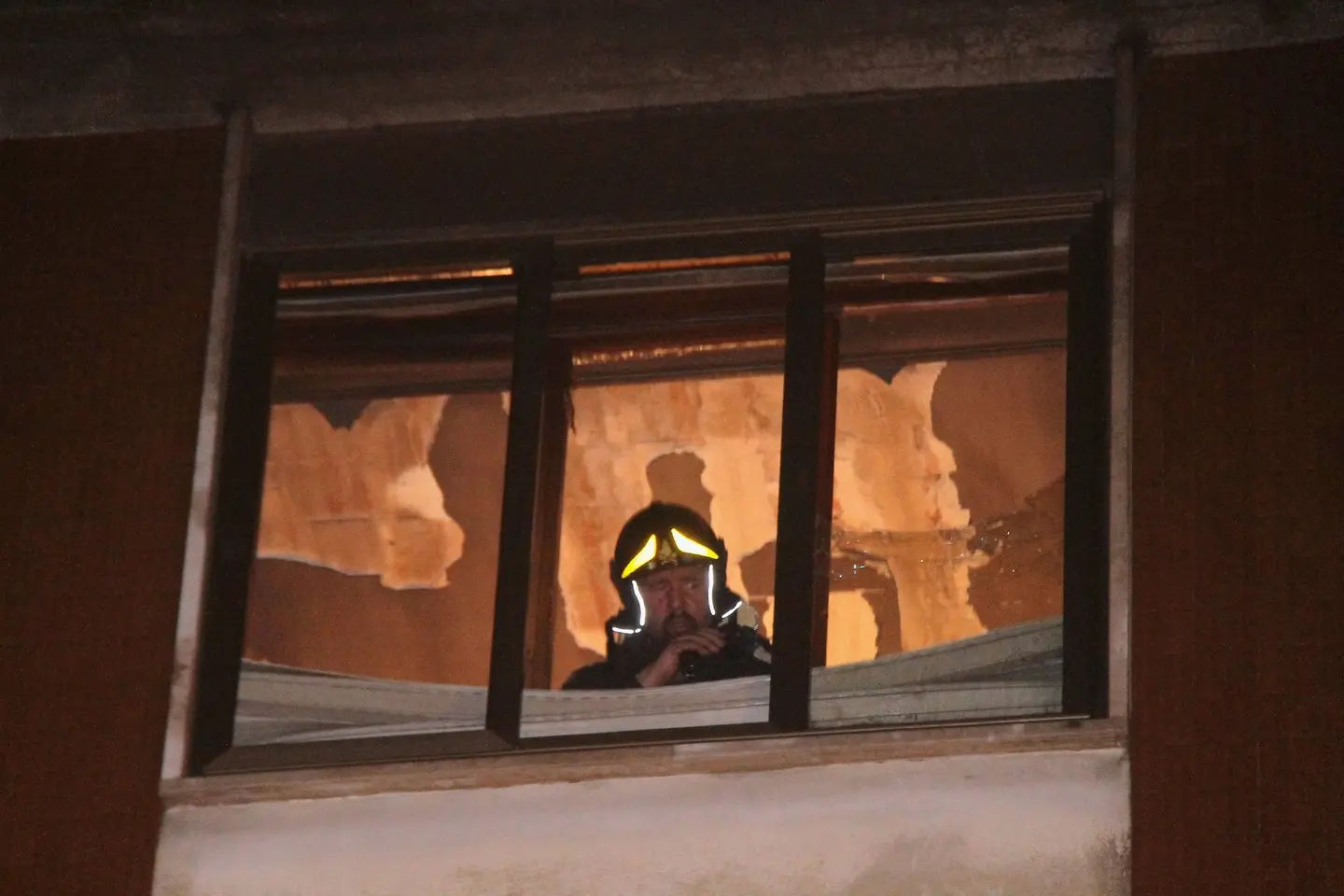 Incendio in un appartamento, cinque intossicati / VIDEO