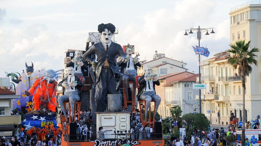 Il carro dedicato a Charlie Chaplin (Foto Umicini)