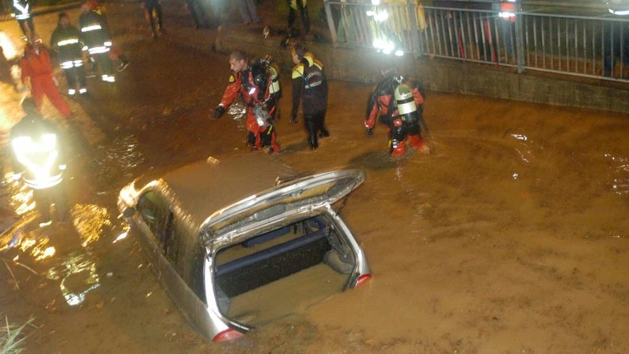 L’auto delle tre donne ricoperta dall’acqua nel sottopasso di via Ciulli la notte tra il 4 e 5 ottobre 2010 foto Attalmi