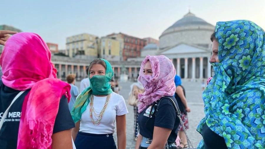 Attiviste in piazza a Napoli
