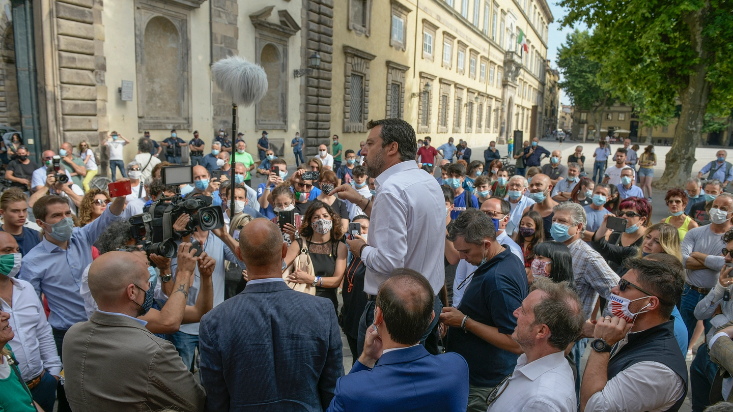Un momento del discorso di Salvini a Lucca (Foto Alcide)
