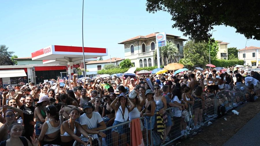 I tantissimi fan in attesa del concerto di Blanco a Lucca