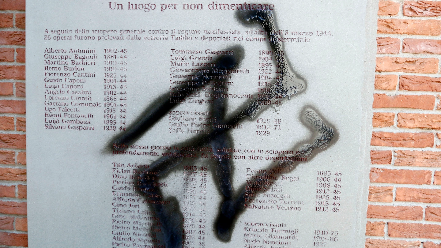 Svastica sulla lapide al monumento ai caduti (foto Gianni Nucci / Fotocronache Germogli)