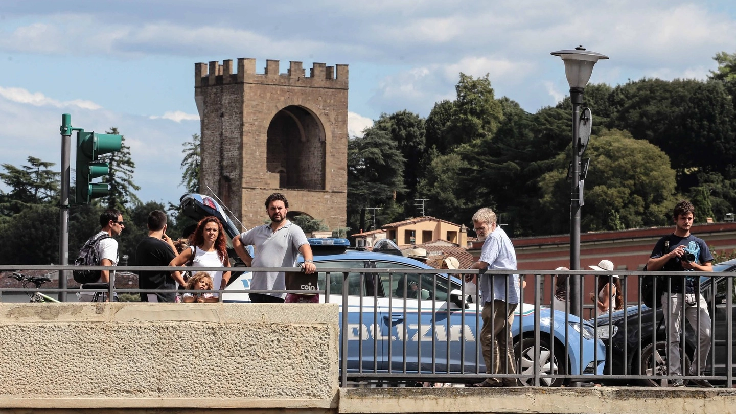 La polizia sul ponte alle Grazie (New Press Photo)
