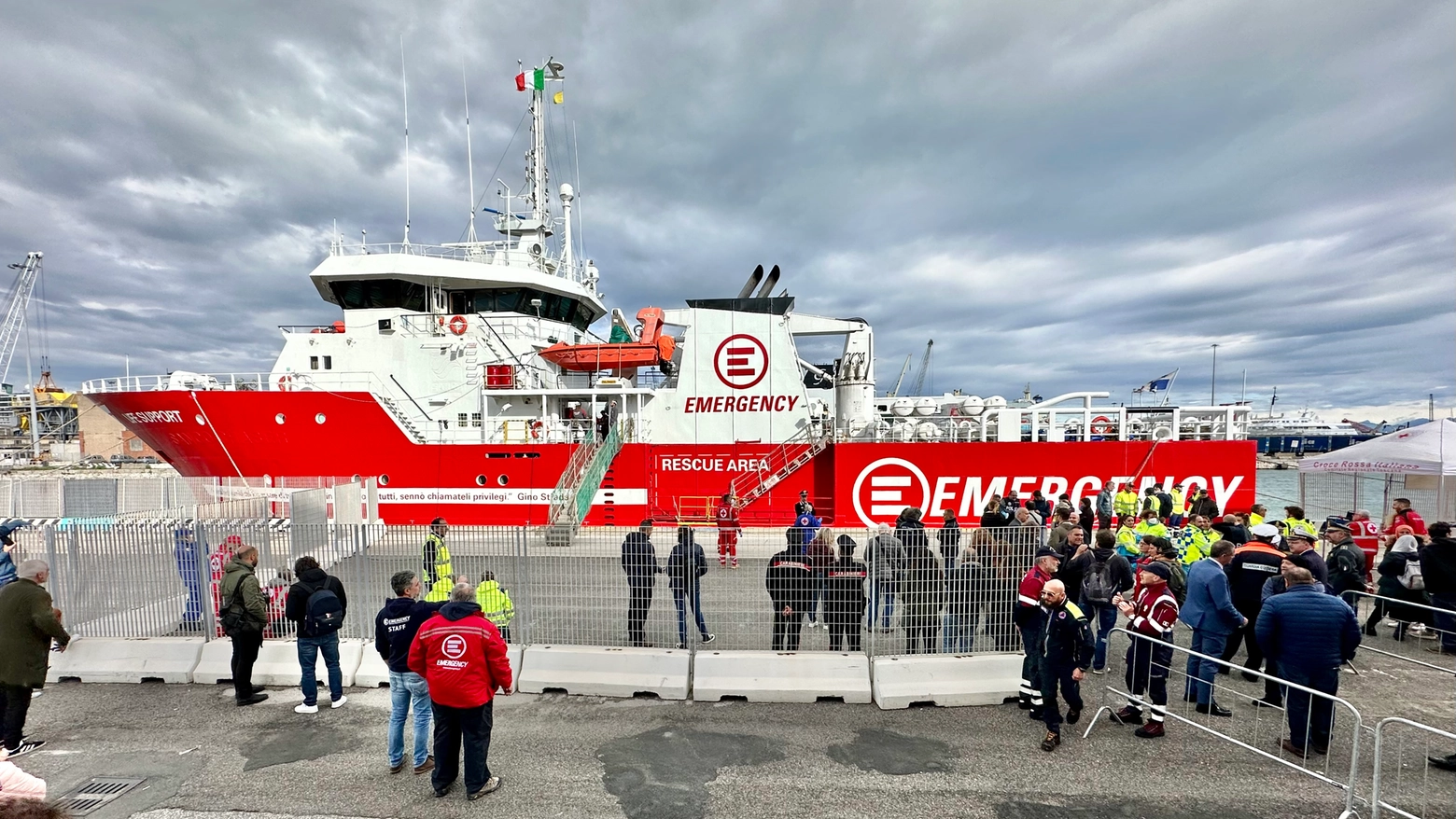 La nave di Emergency in porto a Livorno (foto Novi)